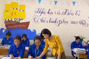 Cô Hoàng Thị Hoài Thu – giáo viên môn Lịch sử, Trường THPT DTNT tỉnh Lạng Sơn (tỉnh Lạng Sơn) cùng học trò. Ảnh Ngô Chuyên.