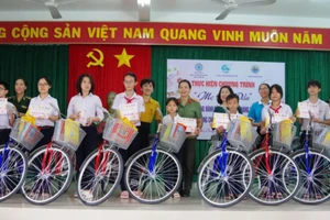 Quang cảnh buổi trao tặng quà.