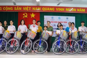 Quang cảnh buổi trao tặng quà.