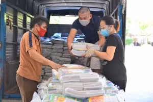 Nhiều địa phương nỗ lực vận chuyển sách để học sinh không bị thiếu sách.
