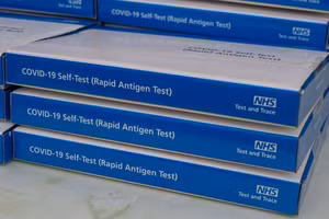 Kết quả giả có thể có hiệu lực trong thời gian ngắn bởi những người có biểu hiện dương tính phải thực hiện xét nghiệm PCR để cho ra kết quả chính xác hơn. (Ảnh: Maureen McLean/Rex/Shutterstock)
