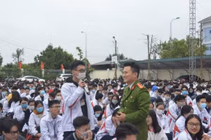 Trường THPT Xuân Phương mời Công an quận Nam Từ Liêm về hướng dẫn cho học sinh các kiến thức phòng chống tệ nạn xã hội. Ảnh NTCC.