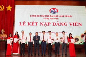 Quang cảnh Lễ kết nạp Đảng. 