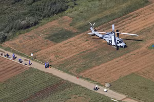 Máy bay trực thăng quân sự của Mỹ hạ cánh khẩn cấp trên cánh đồng trên đảo Tsuken, tỉnh Okinawa, miền nam Nhật Bản. 