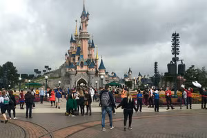 Disney đã xin lỗi về hành động của 3 bảo vệ. (Ảnh: AFP).