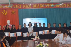 Tặng 180 suất quà “Tự tin thi tốt” cho học sinh lớp 12 Trường THPT Dân tộc Nội trú tỉnh Lạng Sơn. Ảnh Ngô Chuyên.