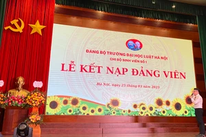 Lễ kết nạp Đảng viên tại Trường ĐH Luật Hà Nội.