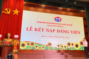 Lễ kết nạp Đảng viên tại Trường ĐH Luật Hà Nội.