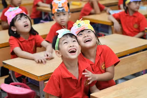 Học sinh Thủ đô vui Tết Trung thu cùng gấu mặt trăng