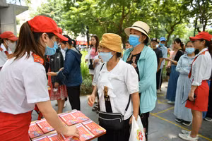 Người Hà Nội xếp hàng dài nhận vé đi xe buýt 2 tầng miễn phí