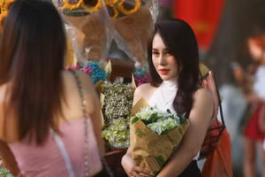 Phố Phan Đình Phùng đông nghẹt người chụp ảnh dịp nghỉ lễ 2/9