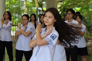 Hàng trăm tân học sinh 'cháy' cùng điệu nhảy flashmob 