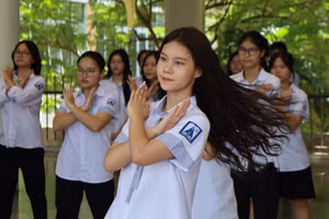 Hàng trăm tân học sinh 'cháy' cùng điệu nhảy flashmob 