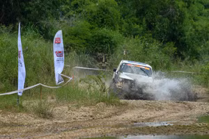 Gay cấn màn trình diễn lái ô tô địa hình tỉnh Tuyên Quang