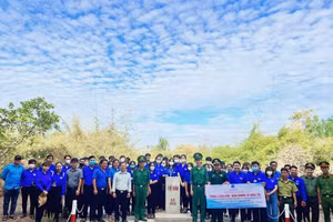 Thanh niên tham quan cột mốc biên giới do Đồn biên phòng xã Thanh Hoà quản lý. (Ảnh: Tuấn Anh)