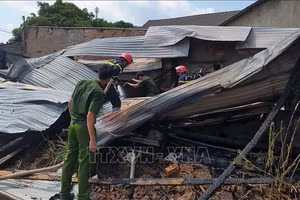 Công an phối hợp cùng lực lượng PCCC và CNCH dập lửa (Nguồn: Đậu Tất Thành (TTXVN).