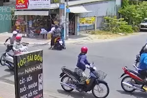 Dân quân tự vệ dùng gậy đánh vào đầu nam sinh ở huyện Củ Chi (Nguồn: Cắt từ clip)