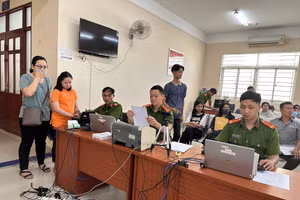 Học sinh tham gia làm CCCD gắn chip tại cơ quan công an (Nguồn: Lao động)