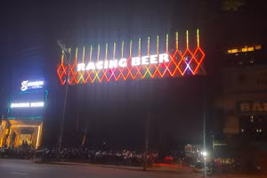 Racing Beer's Club bị cơ quan chức năng kiểm tra chất lượng hoạt động ngày 25/2 (Ảnh: Huỳnh Kha)