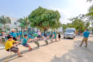 Học sinh Trường mầm non – tiểu học Xanh Tuệ Đức Bình Dương tham gia kéo xe 16 chỗ
