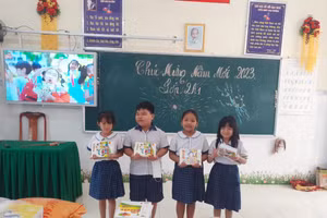 Lâm Thị Hằng (thứ hai, bên phải) ước mơ trở thành bác sĩ để mở phòng khám, chăm sóc sức khỏe cho bà con nơi em sống.