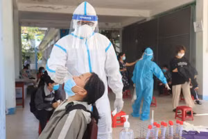 Lấy mẫu xét nghiệm SARS-CoV-2 cho thí sinh tịa điểm thi Trường THPT Ngũ Hành Sơn