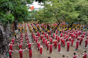 HS Trường THCS Lý Tự Trọng tham gia hoạt động ngoài giờ. 