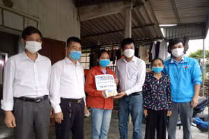 Văn phòng đại diện Báo Giáo dục và Thời đại Miền Trung - Tây Nguyên trao thiết bị học trực tuyến cho HS tại Hà Tĩnh 