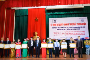 Đại diện các khoa và BGH Trường ĐH Quy Nhơn nhận Giấy chứng nhận kiểm định chất lượng giáo dục.