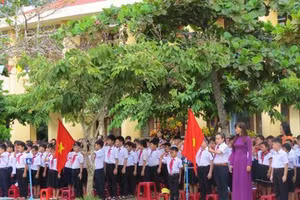 HS Trường Tiểu học Trần Quý Cáp (TP Tam Kỳ) chào cờ trong buổi lễ khai giảng năm học 2020 - 2021