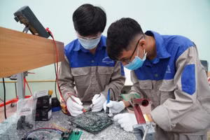 Sinh viên Trường ĐH Bách khoa, ĐH Đà Nẵng thực hành trên các loại máy móc, động cơ để nắm vững kiến thức chuyên môn