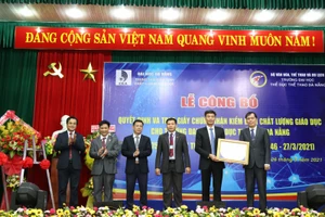 Đại diện Trung tâm kiểm định chất lượng giáo dục, ĐH Đà Nẵng trao giấy chứng nhận kiểm định chất lượng giáo dục cho BGH trường ĐH Thể dục Thể thao Đà Nẵng 