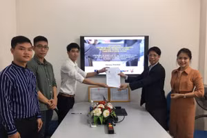 Đại diện công ty Logi VietFrance; TS. Lê Quốc Huy-Phụ trách chương trình đào tạo kỹ sư chất lượng cao Việt-Pháp (PFIEV) và SV nhận học bổng ký kết thỏa thuận.