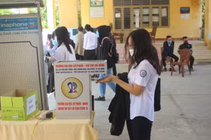Học sinh Quảng Nam thực hiện các biện pháp phòng, chống dịch trong kỳ thi tốt nghiệp THTP đợt 1 năm 2020