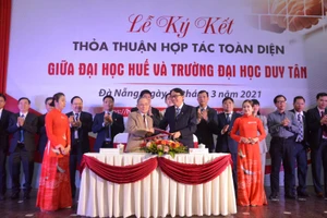 Đại diện ĐH Huế và Trường ĐH Duy Tân ký kết thỏa thuận hợp tác toàn diện