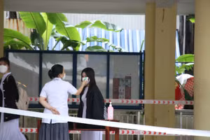 Các trường học tại Đà Nẵng triển khai đo thân nhiệt cho học sinh đầu mỗi buổi học.