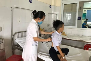 Học sinh Trường Tiểu học Hòa Khương một đang được cấp cứu tại Trung tâm y tế Hòa Vang