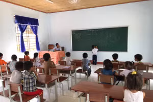 Giờ học của HS ở điểm trường Tắk Rối, Trường Phổ thông dân tộc nội trú TIểu học Trà Tập (Nam Trà My, Quảng Nam).