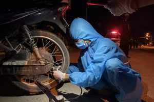 Một chiếc xe máy của người dân trên đường về quê, ngang qua địa phận Đà Nẵng đã được đội SOS ĐH Đông Á hỗ trợ thay săm