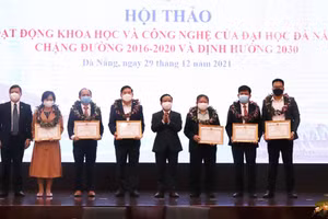 PGS.TS Nguyễn Ngọc Vũ - Giám đốc ĐH Đà Nẵng khen thưởng các cá nhân có thành tích tiêu biểu trong hoạt động KHCN giai đoạn 2016-2020.