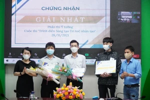 Trao giải cho nhóm học sinh đạt giải nhất phần thi ý tưởng, cuộc thi "Trình diễn sáng tạo trí tuệ nhân tạo"