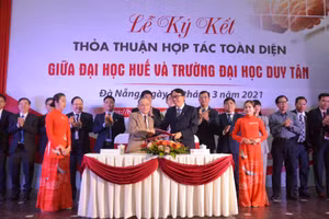 Đại diện ĐH Huế và Trường ĐH Duy Tân ký kết thỏa thuận hợp tác toàn diện