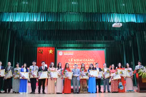 Thừa ủy quyền của Chủ tịch UBND tỉnh Thanh Hóa, Hiệu trưởng Bùi Văn Dũng đã trao bằng khen cho 18 giảng viên của trường đạt thành tích tại Hội thi giảng viên giỏi nghiệp vụ sư phạm toàn quốc lần nhất năm 2020.