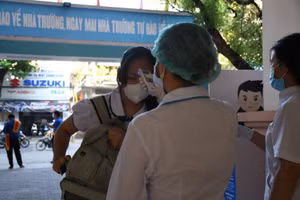 Thí sinh dự thi vào lớp 10 năm học 2021 - 2022 ở Quảng Ngãi được đo thân nhiệt, chấp hành các quy định phòng, chống dịch.