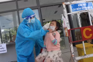 Một học sinh được test nhanh tại chốt kiểm dịch đường Trần Đại Nghĩa vào sáng ngày 29/9 trước khi vào thành phố 