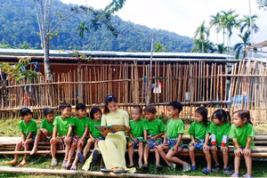 Cô Trà Thị Thu và học trò điểm trường Tắk Pổ (Trường PTDTBT Tiểu học Trà Tập, Nam Trà My, Quảng Nam).