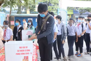 Thí sinh rửa tay bằng dung dịch sát khuẩn trước khi vào phòng thi