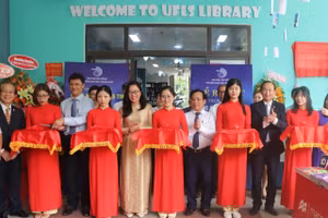 Đại diện ĐH Đà Nẵng và Trường ĐH Ngoại ngữ cắt băng ra mắt Trung tâm CNTT và Học liệu trường ĐH Ngoại ngữ 