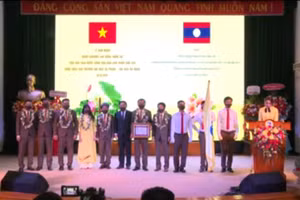 Ngài Viêngxay Phommachanh - Tổng lãnh sự Lào tại Đà Nẵng trao tặng Huân chương Lao động Hạng Ba của Lào cho tập thể Trường ĐH Sư phạm.