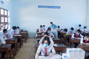 HS Trường THCS Nguyễn Tri Phương (Hòa Bắc) làm bài khảo sát khi đến trường học trực tiếp vào ngày 18/10